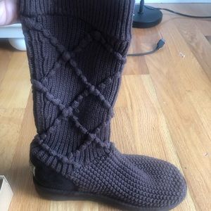 WOMANS UGGS DARK BROWN